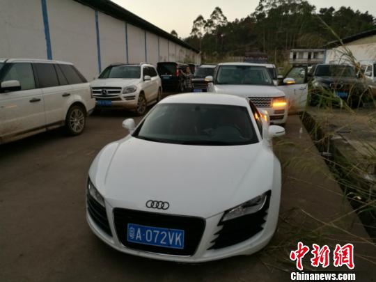 图为被查获的涉嫌走私高档汽车。 周磊 摄 图为被查获的涉嫌走私高档汽车。 周磊 摄