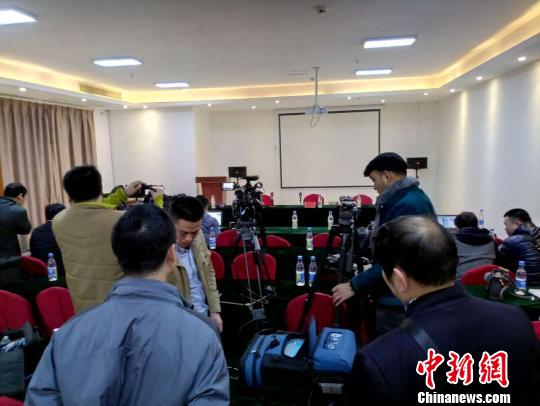 当地宣传部门表示,定于11月24日18时召开新闻发布会。图为众多媒体记者在发布会现场等候。 王剑 摄 当地宣传部门表示,定于11月24日18时召开新闻发布会。图为众多媒体记者在发布会现场等候。 王剑 摄